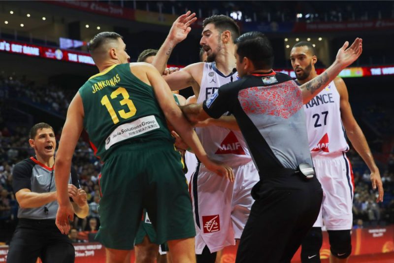 Lietuvas un Francijas basketbola izlašu duelī netrūka arī asumi.