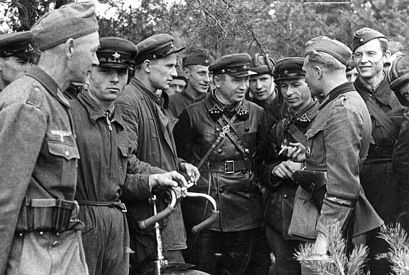 Padomju un vācu karavīru tikšanās poļiem atkarotajā Brestā 20. septembrī.