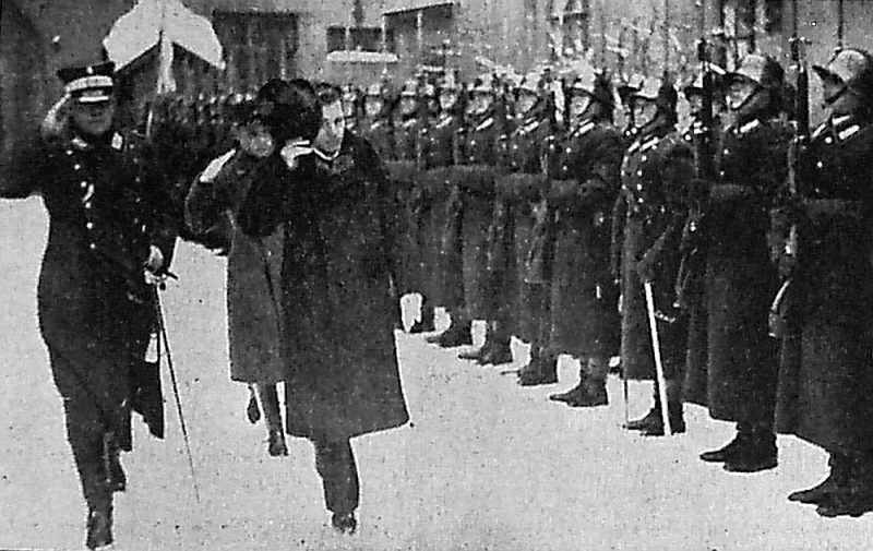 I. Zotovs sasveicinās ar Rīgas pils godasardzi 1937. gadā.