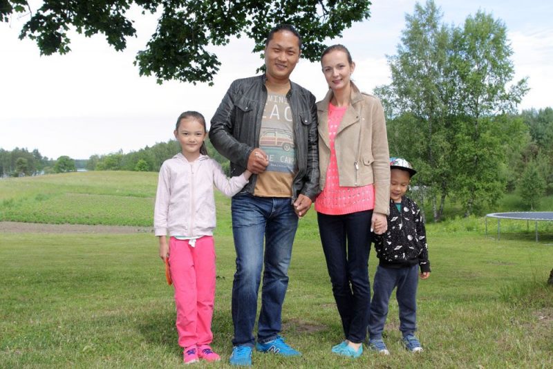 Ķīnietis Tao Ma ar sievu Sandu un bērniem. Ģimenei Raiskumā pieder lauku viesnīca un restorāns “Zaķīši”, kas savulaik bijusi notikuma vieta mākslas filmai “Limuzīns Jāņu nakts krāsā”.