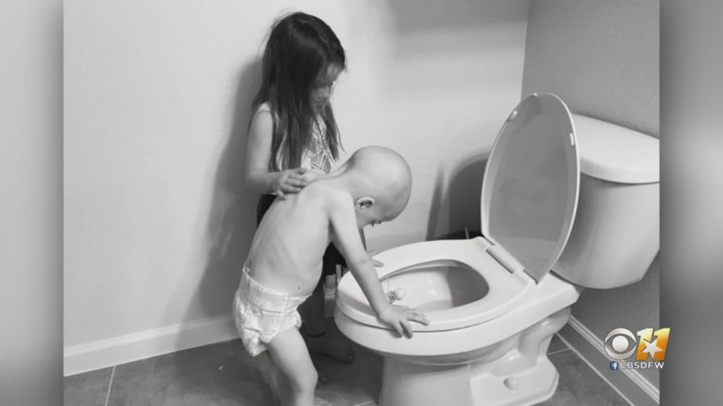 Šis foto, kur četrus gadus veco lekēmijas slimnieku Beketu grūtā brīdī, cīnoties ar vēzi, atbalsta vecākā māsa, ātri kļuva virāls un izkausēja sirdi visā pasaulē.