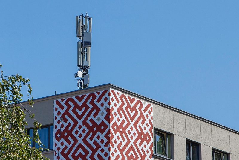 5G antenas “kaste” piestiprināta pie tām pašām 4G antenu “skandām” – pirmā Latvijā uzstādītā – uz viesnīcas “Līva” jumta Liepājā.