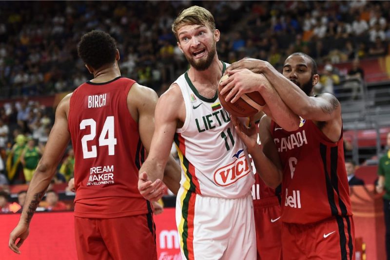 Domants Sabonis (centrā) otro gadu pēc kārtas atzīts par Lietuvas gada basketbolistu.