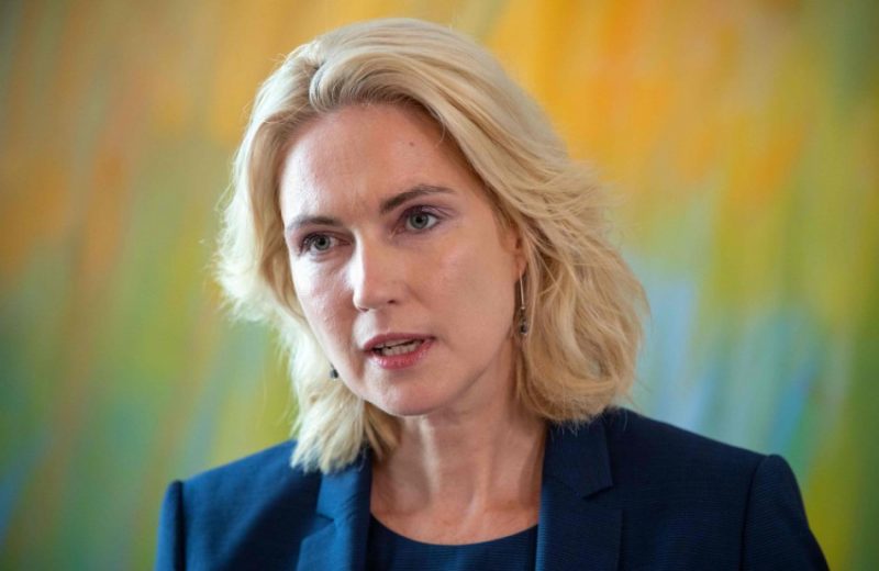 Manuela Švēziga paziņojusi par atkāpšanos no amata, šādu lēmumu pieņemot pēc tam, kad viņai konstatēts krūts vēzis.