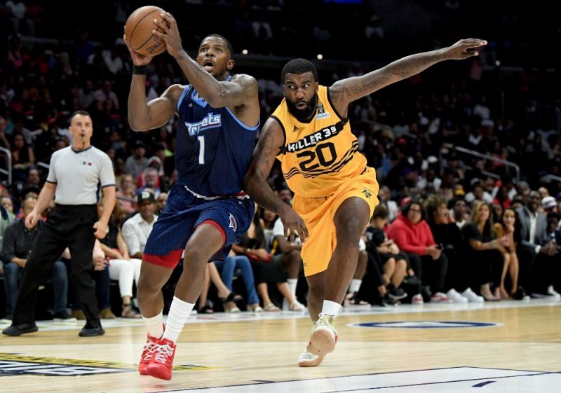 Džo Džonsons (ar bumbu) pēc veiksmīga gada 3×3 basketbolā atgriezīsies NBA.