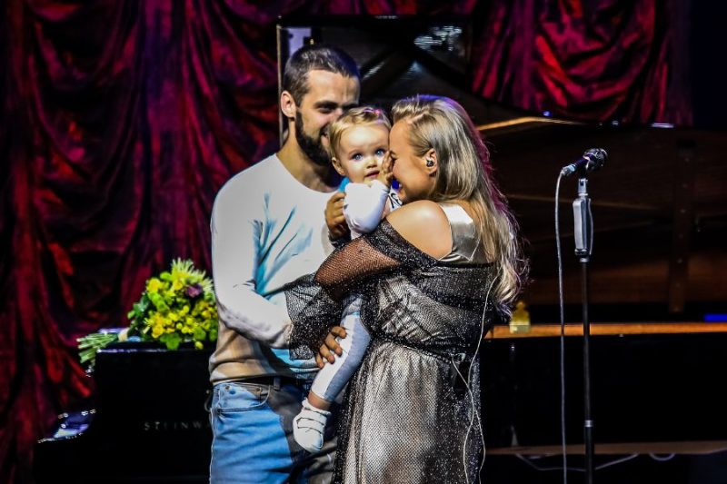 Maestro Raimonds Pauls un dziedātāja Dināra Rudāne koncertē uz vienas skatuves.