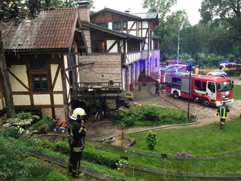 Zibens spēriens aizdedzina “Annas koku skolas” jumtu