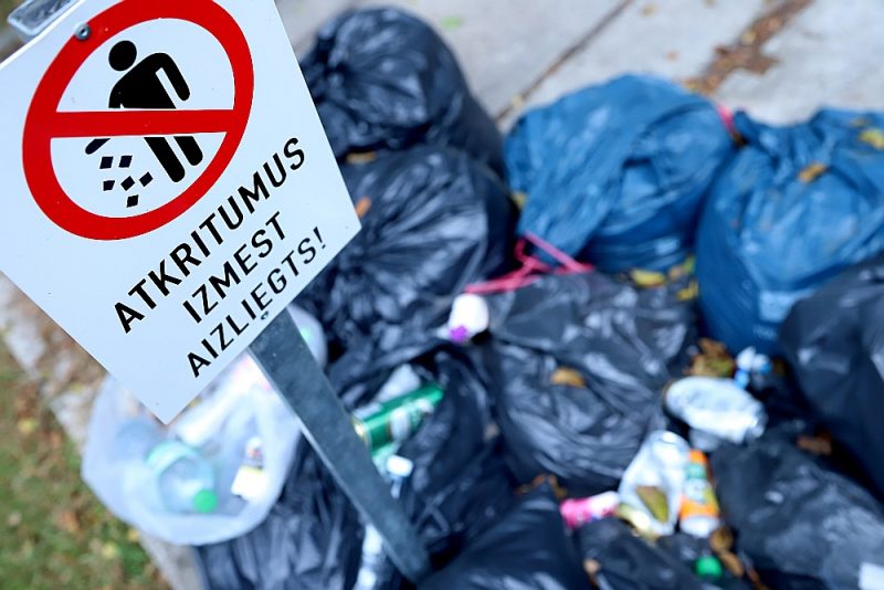 Tā kā līgumi ar atkritumu apsaimniekotājiem pēc 15. septembra vairs nebūs spēkā, pastāv draudi, ka daudzviet Rīgā atkritumus neizvedīs.
