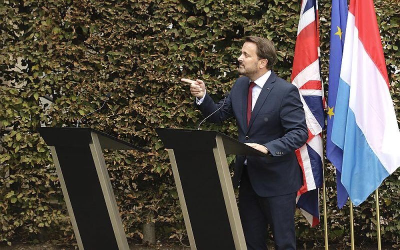 Diplomātiskais skandāls: kad britu premjers Boriss Džonsons nepiekrita iziet daudzo trokšņaino žurnālistu priekšā pils ārpusē, Luksemburgas premjerministram Ksavjē Betelam nācās preses konferenci noturēt vienam pašam.