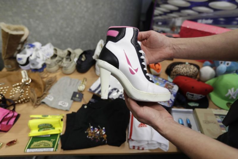 Ilustratīvs foto. Lielbritānijā konfiscētas viltotas preces, tajā skaitā “Nike” apavi.