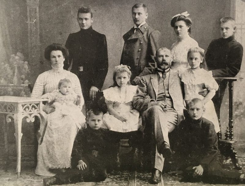 Šī ir vienīgā zināmā fotogrāfija, kurā redzami visi deviņi Jāņa un Justīnes bērni. 1910. gads, pastarīte Daila ir nesen dzimusi, bet pēc dažiem gadiem sākās Pirmais pasaules karš, kurā krita vecākais dēls Visvaldis.