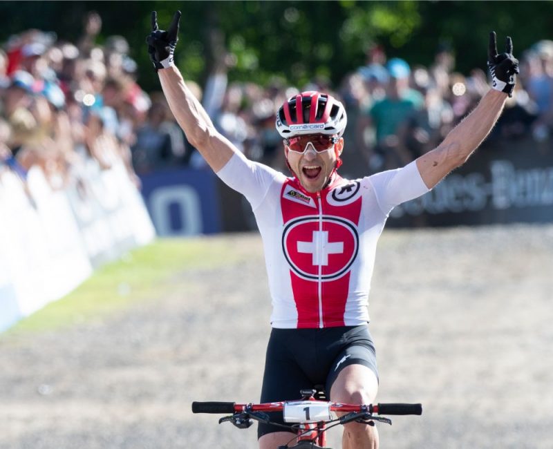 Nino Šurters triumfējot šī gada pasaules čempionātā.