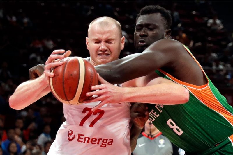 Polijas izlases basketbolists Damians Kuligs (no kreisās) pret kotdivuārieti Frejusu Zerbo.