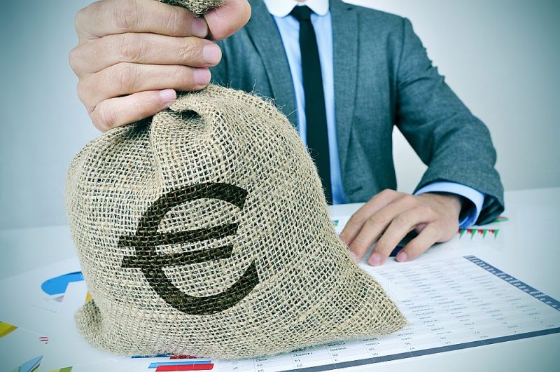 Latvijā nelielais valsts finansējums partijām nenovērsīšot politiķu atkarību no privātiem sponsoriem un valsts sagrābšanas risku.