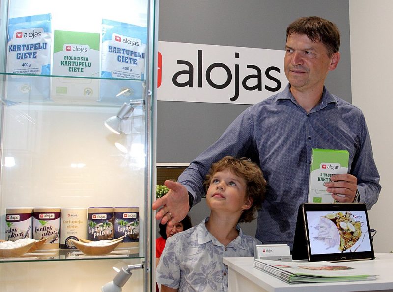 Bioloģiskās cietes ražotājs “Aloja – Starkelsen” šogad piedāvā inovāciju – bioloģisko pelēko zirņu miltus. Attēlā – uzņēmuma vadītājs Jānis Garančs ar dēlu.