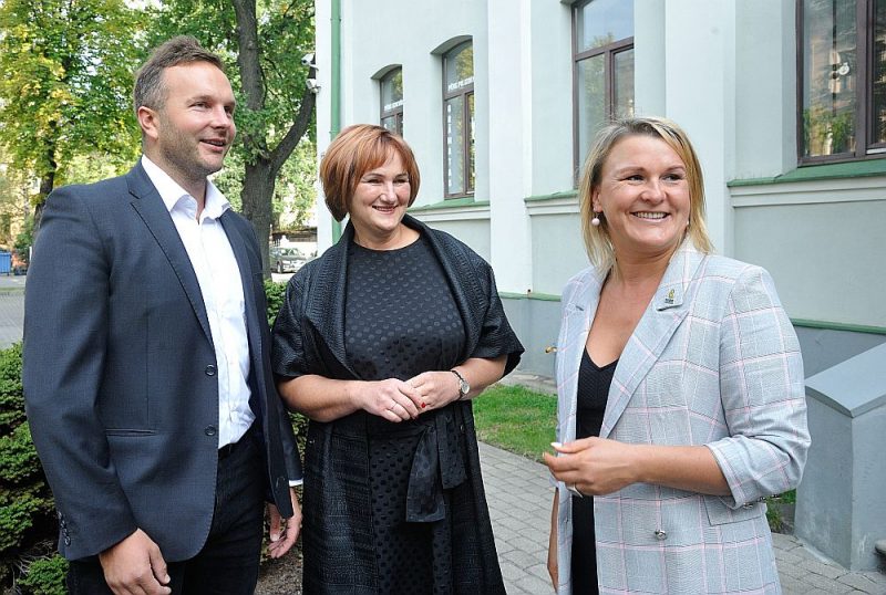 LAD vadītāja savu posteni atstāj ar padarīta darba sajūtu, kā arī ar jaunas mobilās lietotnes laišanu dzīvē, kas atrisinās daudzas zemnieku problēmas. Anna Vītola-Helviga (vidū), Jānis Uzulēns un Ieva Alpa-Eizenberga.