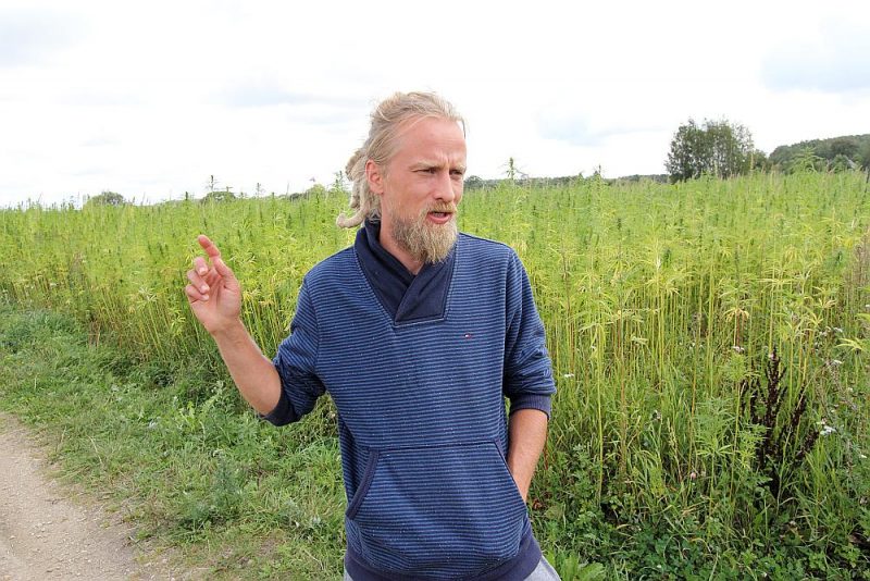 Kaņepju audzētājs Andris Višņevskis: "Veselības ministrija atbalsta to, ka farmācijas industrija var ražot medikamentus no kaņepju ekstraktiem, bet tas vairumā gadījumu būs sintētiski radīts produkts, kas nedarbojas tik labi kā dabiskais. Uzskatu, ka ikvienam ir tiesības audzēt kaņepes savām vajadzībām."