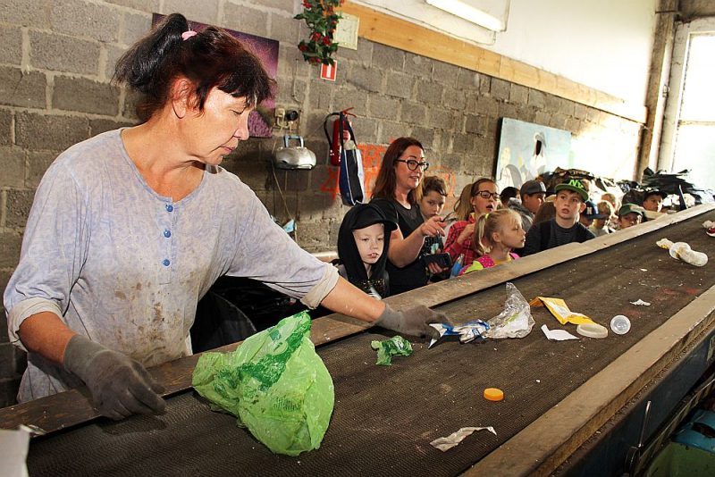 Aizvadītajā nedēļā “Kuldīgas komunālie pakalpojumi” šķirošanas laukumā novada pirmo četru klašu skolēniem stāstīja un rādīja, kas notiek ar atkritumiem, kad tos savāc, un kā pareizi ir jāšķiro.