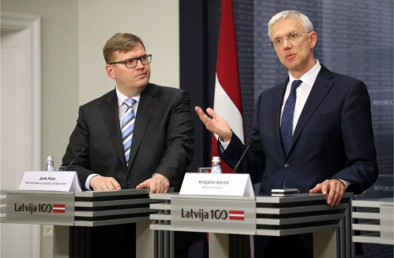 Vides aizsardzības un reģionālās attīstības ministrs Juris Pūce (no kreisās) un Ministru prezidents Krišjānis Kariņš.