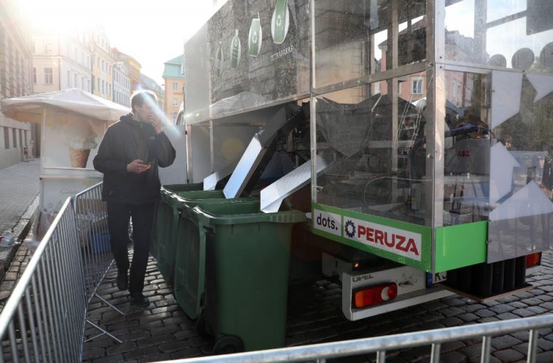 Iekārtu izstrādes un ražošanas uzņēmuma "Peruza" un informācijas tehnoloģiju uzņēmumu "dots" izstrādātā prototipa depozīta iekārtai prezentācijas pasākums Doma laukumā.
