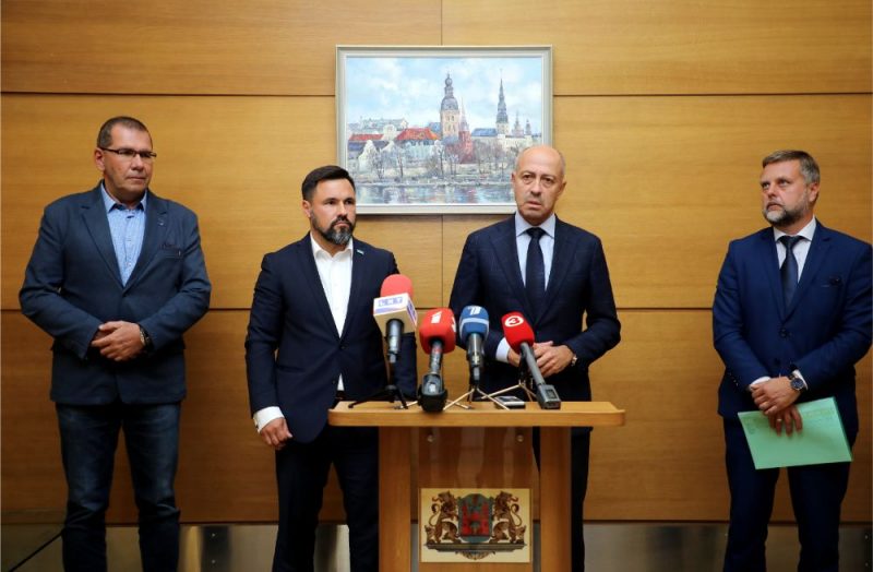 Pilnsabiedrības “Siltumserviss Rīga” valdes loceklis Tengizs Adamjancs (no kreisās), SIA “Rīgas namu pārvaldnieks” valdes priekšsēdētājs Aivars Gontarevs, Rīgas domes priekšsēdētājs Oļegs Burovs un AS “Rīgas Siltums” valdes loceklis Uģis Osis piedalās preses konferencē par Rīgas gatavību gaidāmajai apkures sezonai.