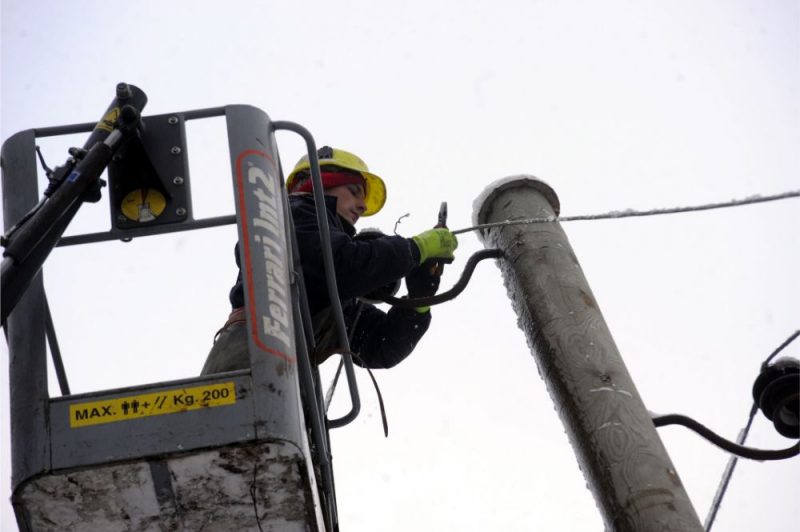 ” Sadales tīkla” darbinieks labo pārrautu elektrolīniju