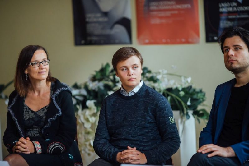 Komponiste Gundega Šmite, vijolnieks Daniils Bulajevs un pianists Andrejs Osokins.