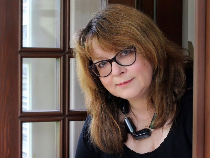90. gadu sākumā Ieva Lešinska atgriezusies Latvijā.