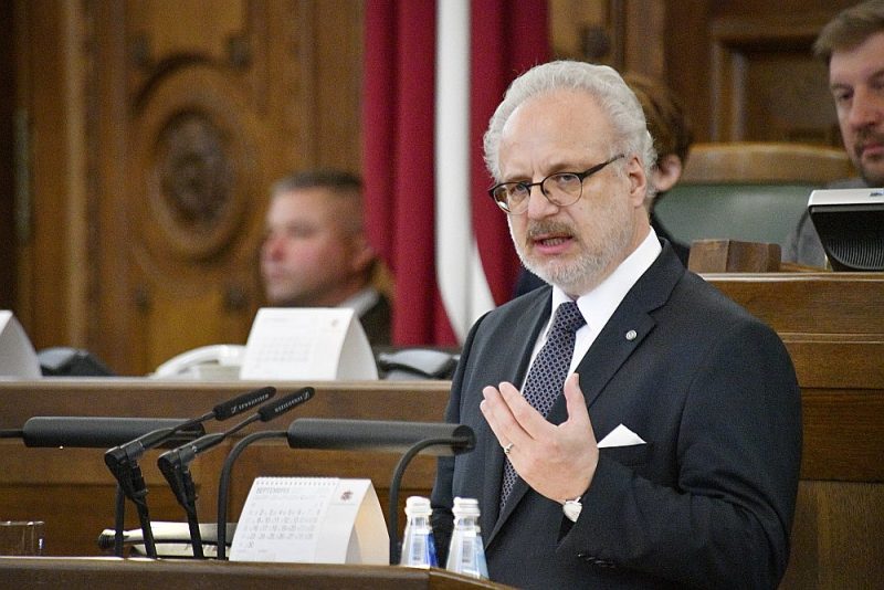 Valsts prezidents Egils Levits iedibināja jaunu tradīciju un uzrunāja Saeimu, atklājot rudens sesijas pirmo sēdi. Satversme paredz Valsts prezidentam iespēju aktualizēt valstiski svarīgus jautājumus. Prezidents vēloties to izmantot, lai “virzītu uz priekšu dažus jautājumus, kas mūs tuvinātu modernai, ilgtspējīgai Ziemeļeiropas valstij”.