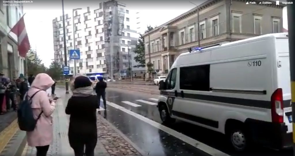 Stiprais vējš gandrīz nogāzis celtniecības sastatnes 9.stāvu mājai uz Liepājas centrālās ielas – Lielās ielas, 15.09.2019.