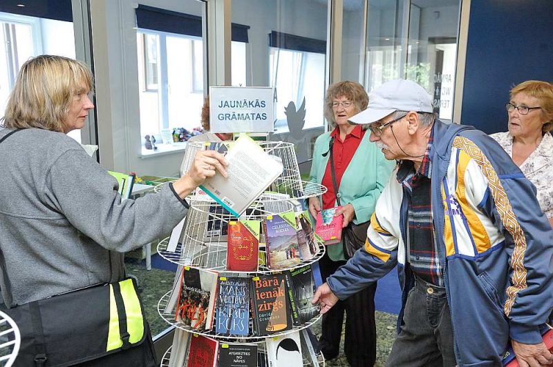 Limbažu Galvenās bibliotēkas krājums ir labi apgādāts un tiek ļoti operatīvi papildināts. Viesošanās dienā jaunumu plauktā bija redzamas grāmatas, kuras iznākušas tikai pirms pāris dienām.