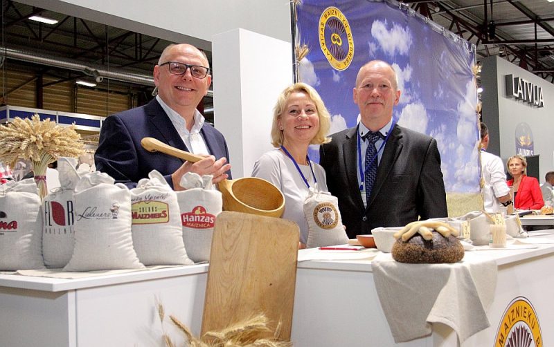 Sīvā konkurence neļauj atslābt, vienlaikus liekot gudrot arvien jaunus un jaunus maizes veidus, izstādē “Riga Food” apliecina SIA “Lāči” īpašnieks Normunds Skauģis (no kreisās), Maiznieku biedrības izpilddirektore Gunta Duka un biedrības vadītājs Kārlis Zemešs.