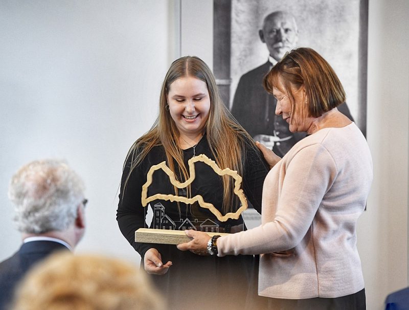 Latvijas Lauksaimniecības universitātes studente Daniela Nikola Laurinaite (no kreisās), rakstot zinātniski pētniecisko darbu par Latvijas Valsts pirmo prezidentu, uzrādot teicamas sekmes studijās un esot sabiedriski aktīva, ieguva Jāņa Čakstes stipendiju, kuru viņai pasniedza valstsvīra mazmazmeita Kristīne Čakste.