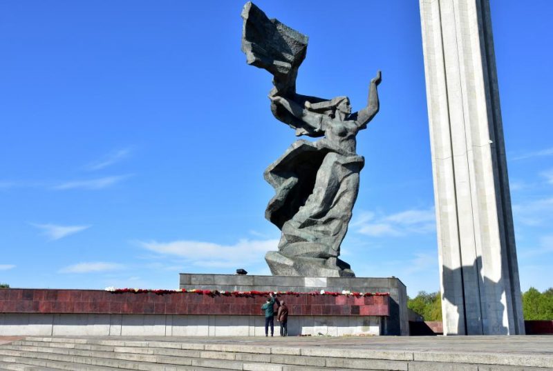 Tēlnieka Aigara Bikšes ieskatā, piemineklis Pārdaugavā faktiski parāda latviešu tautas spēku, jo parāda, ka tautai izdevies pārdzīvot tik varenu režīmu, kas būvējis šādu apjomu monumentus.
