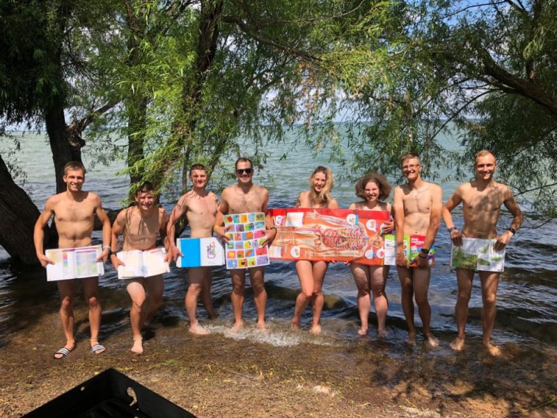 Latviešu studenti, kuri uzstādīja grāmatu pārdošanas rekordu ASV