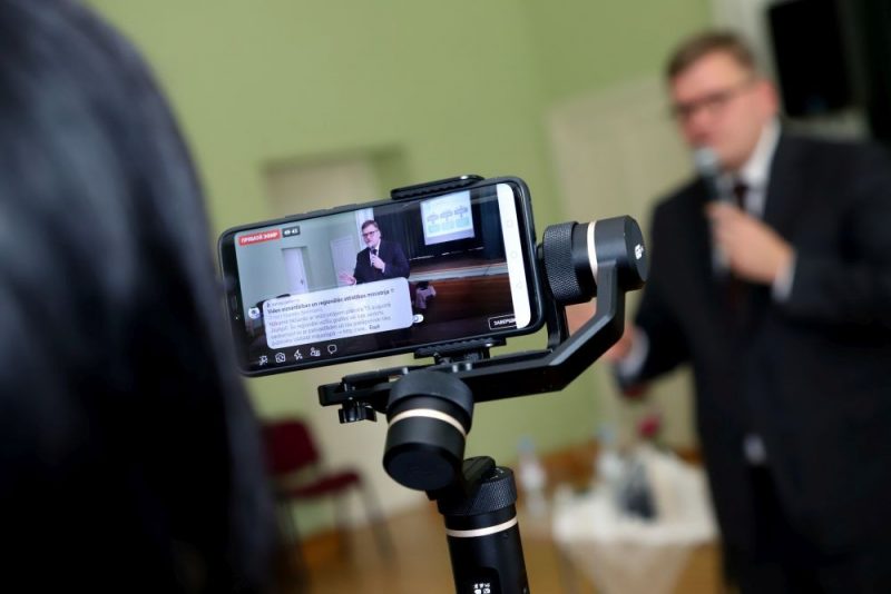 Ministrs Juris Pūce, kurš vasarā organizēja ļoti daudzas tikšanās ar pašvaldību deputātiem, bet augustā sāka tikties arī ar iedzīvotājiem, teic, ka jau sākumā esot apzinājies, ka reforma nebūs pārlieku populāra un savus pozitīvos ieguvumus nesniegs uzreiz.