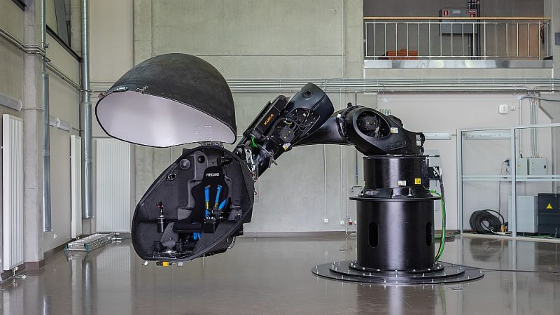 Robotam darbojoties, tiek radīta vienota kustības un virtuālā attēla iedarbība uz cilvēku.