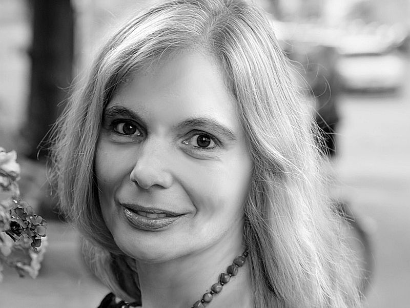 Sandra Ratniece: “Dzejā, tāpat kā prozā, autors identificējas un saplūst ar lirisko varoni. Diendienā dzīvo un sapņos kļūst par to.”