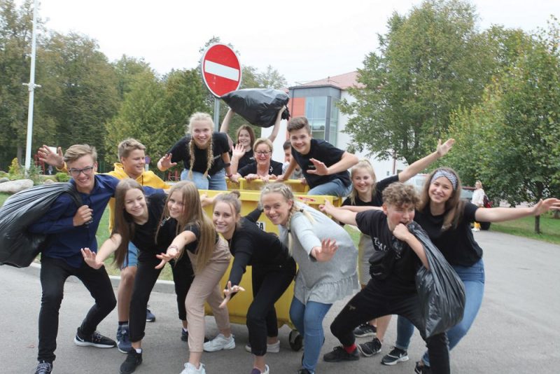 Ropažnieki jau pieraduši, ka zaļās idejas un darbi nāk no vidusskolas ekopadomes. Attēlā: Ropažu vidusskolas ekopadomes jaunieši un koordinatore Silvija Kantāne (centrā aiz konteinera).