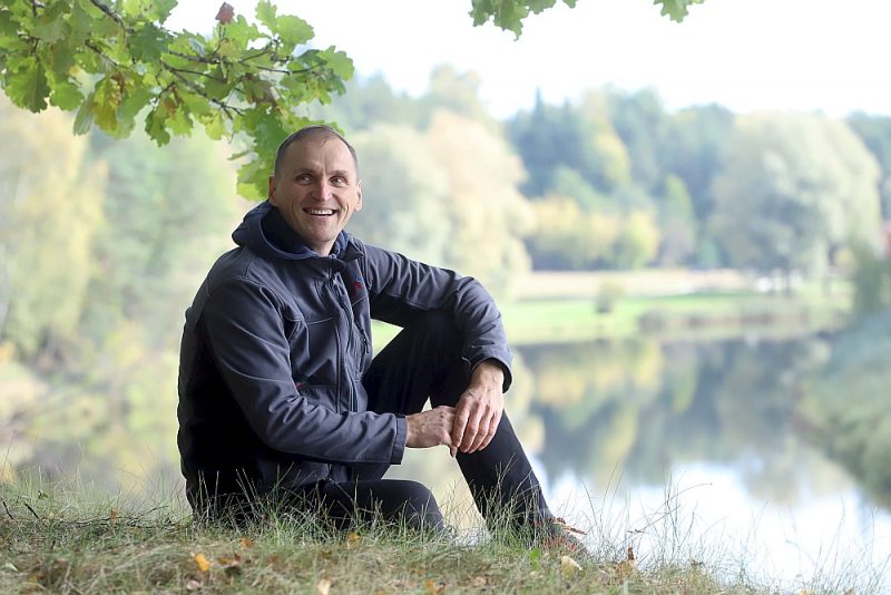 Ja Gvido Satori nelaimes brīdī skatītos uz otru pusi, iespējams, Marks klusi aizpeldētu pa Gauju uz leju, jo straume ir naska, bet palīgā saukt puisis nespēja.