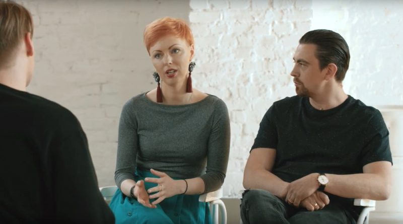 Sondora un Rihards dalās pieredzē ar jauno ģimeni.