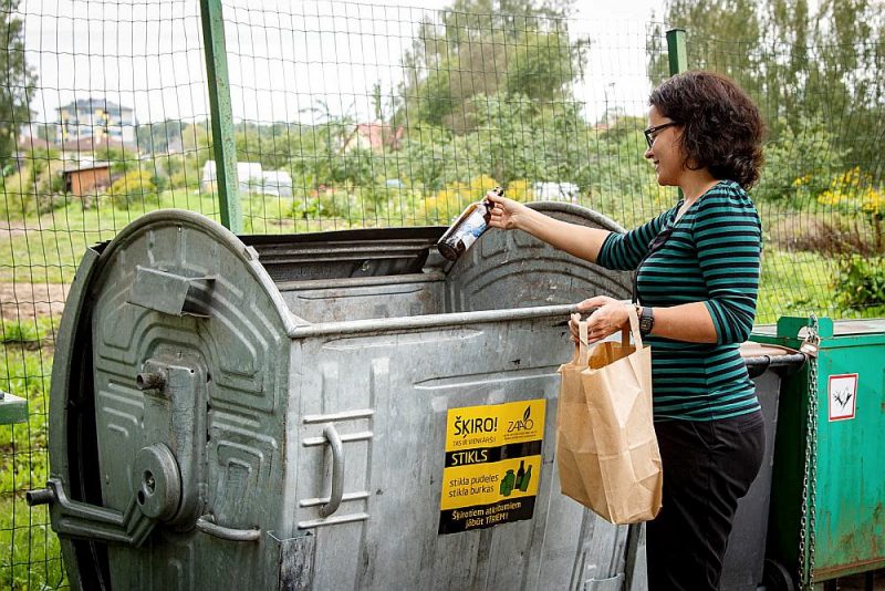 Stikla šķirošanas konteineros pudeles un burkas drīkst arī saplīst. Tur var ievietot arī zāļu pudelītes.