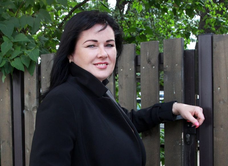Madoniete Edīte Sproģe pēc četrpadsmit prombūtnes gadiem Gērnsijā nu ir atgriezusies Latvijā.