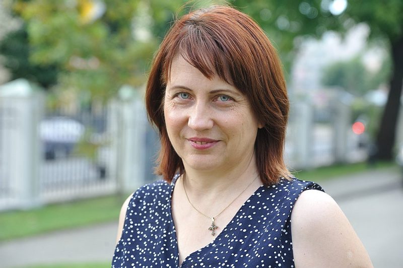 SIA “Galiņi” pārstāve Edīte Strazdiņa: “Daudzi zina “Galiņu” vārdu un darbu, kas paveikts. Tie ir trīsdesmit gadi bez brīvdienām. Lauksaimniecība nav tikai bizness, tas ir dzīvesveids. Ja gribi dzīvot laukos, pabarot ģimeni un saimniekot, bieži vien riskē pilnīgi ar visu.”