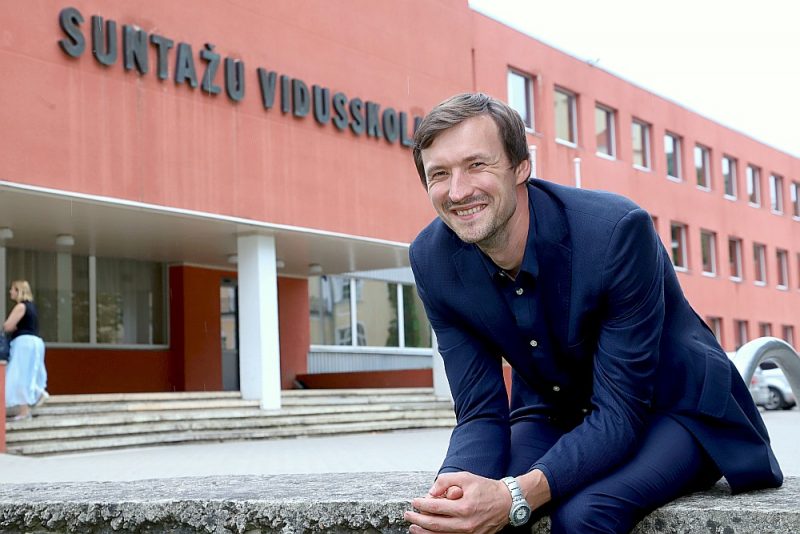 Lai cik tas arī būtu emocionāli sāpīgs lēmums, visdrīzāk atteikšanās no vidusskolas kādā brīdī pienāks. Tas var notikt ne tikai izglītības reformu dēļ, bet arī saistībā ar teritoriālo reformu, spriež Mārtiņš Leja, Suntažu vidusskolas direktors.