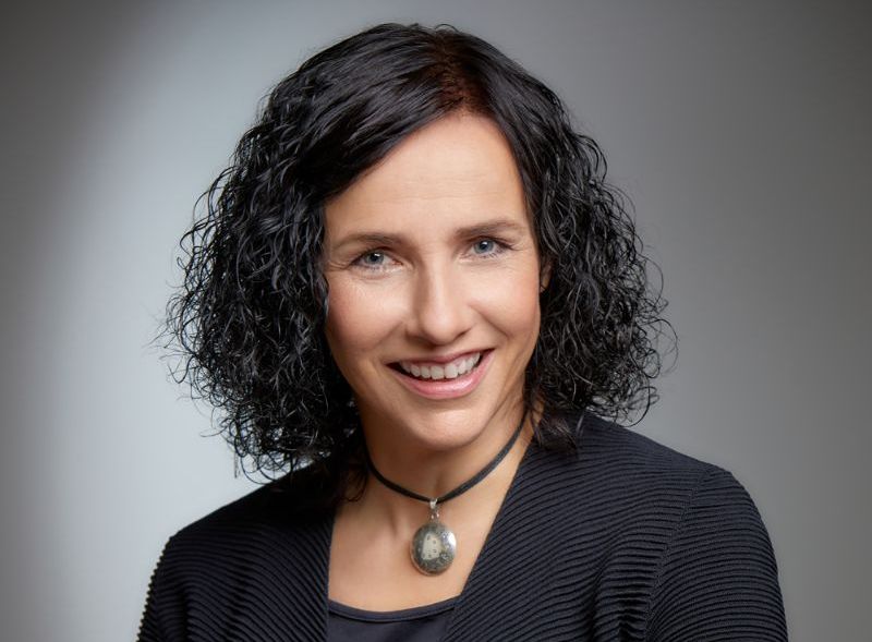 Ministre Ilga Šuplinska apgalvo, ka nav likuma kalps, cilvēks esot svarīgāks. Latvijas Universitātes rektora vēlēšanu lietā virsroku ņēmis princips – kurš kuru, un pirmajā raundā uzvaru guvusi ministre. Vai izdosies izcīnīt pārmaiņas visā izglītības sistēmā, vai tā salauzīs viņu pašu?