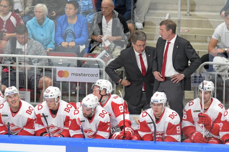 Harijs Vītoliņš un Oēgs Znaroks ar Maskavas “Spartak” KHL čempionāta atklāšanas spēlē 2. septembrī Rīgā.