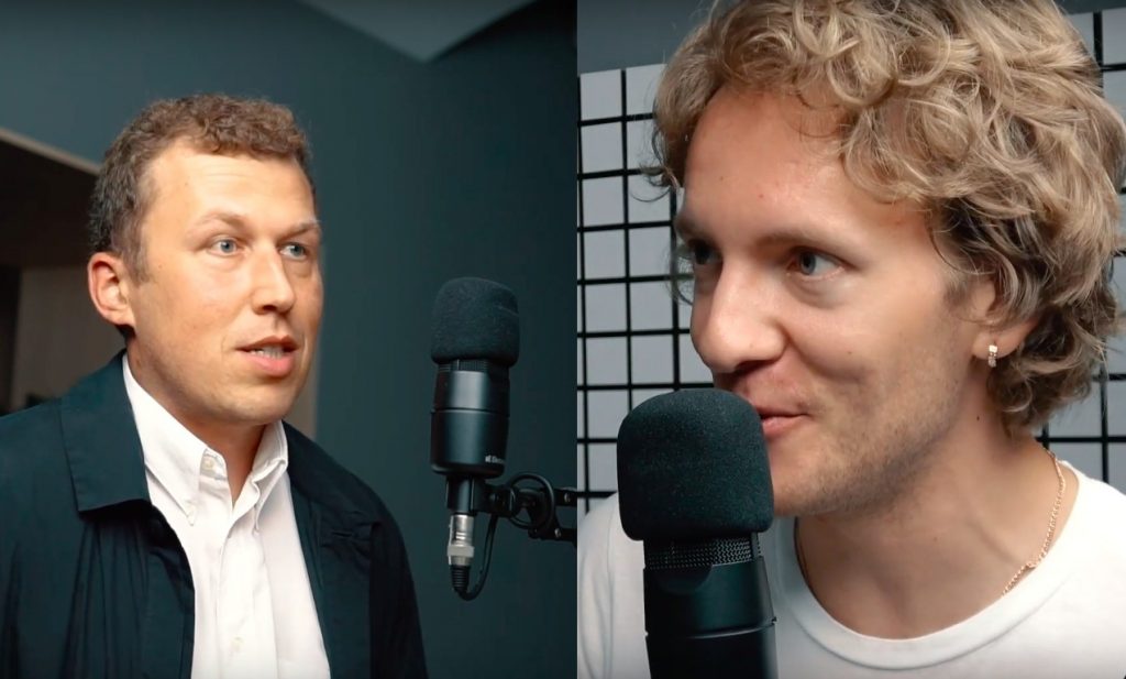 Nils Sakss-Konstantinovs un Jānis Krīvēns podkāstā “Pēdējā pilīte”.