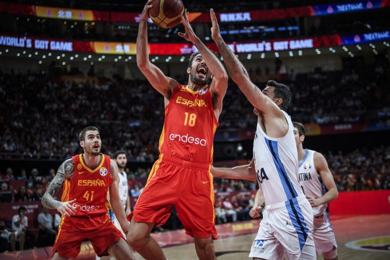 Spānijas basketbolisti uzbrukumā.