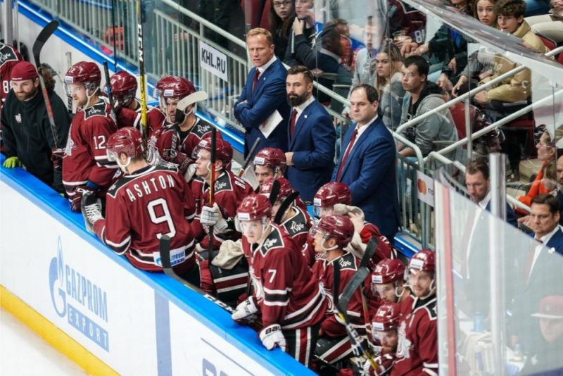 Rīgas “Dinamo” rezervistu soliņš.